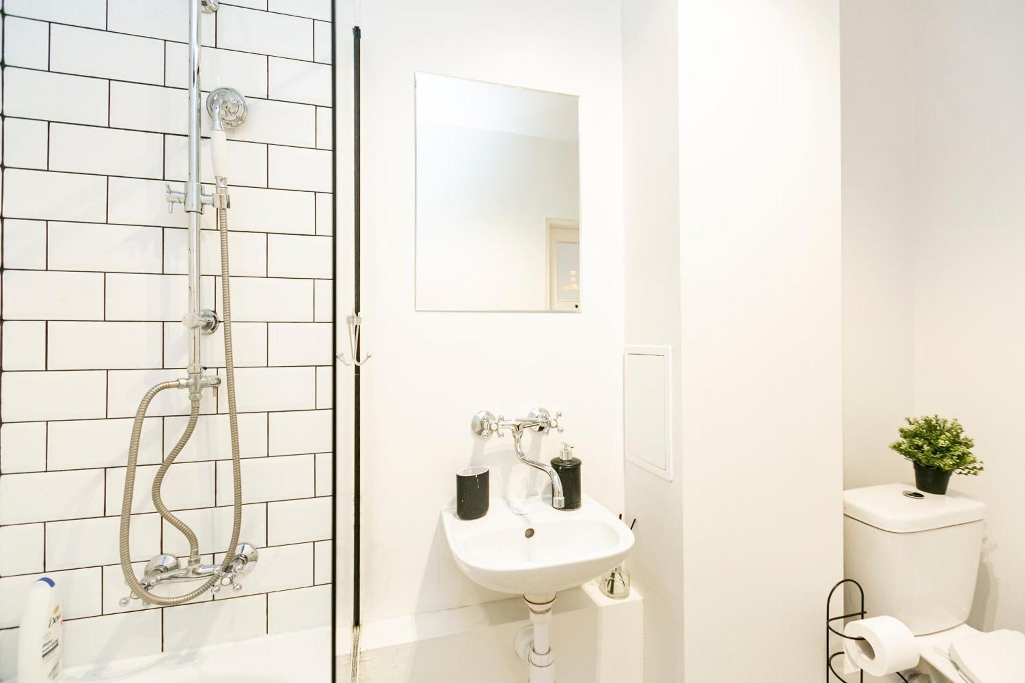 Nowogrodzka 78 - Apartament Dla 4 Osob - 200M Od Szpitala Klinicznego Na Lindleya - 1Km Do Dworca Centralnego - Wifi - Smart Tv 45 Cali Varşova Dış mekan fotoğraf